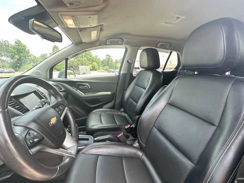 Used 2021 Chevrolet Trax LT w/ Premium Seat Package AWD/4WD image 10