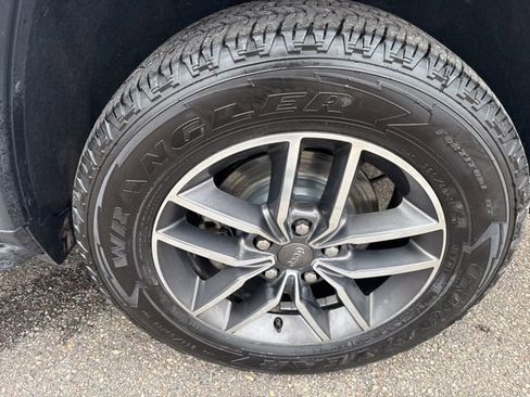 Used 2019 Jeep Grand Cherokee Limited image 11