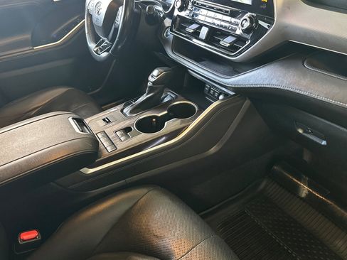 Used 2021 Toyota Highlander Platinum image 13