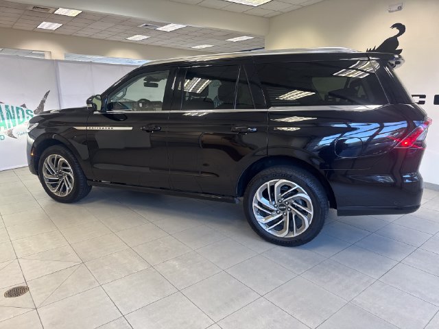 Used 2025 Lincoln Navigator Reserve AWD/4WD image 5