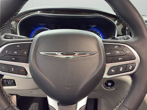 Used 2024 Chrysler Pacifica Limited FWD image 11