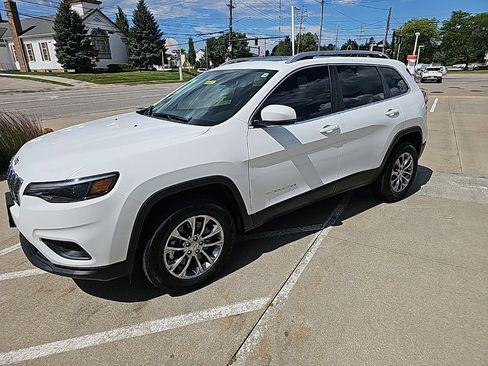 Certified 2021 Jeep Cherokee Latitude Plus w/ Sun & Sound Group image 10