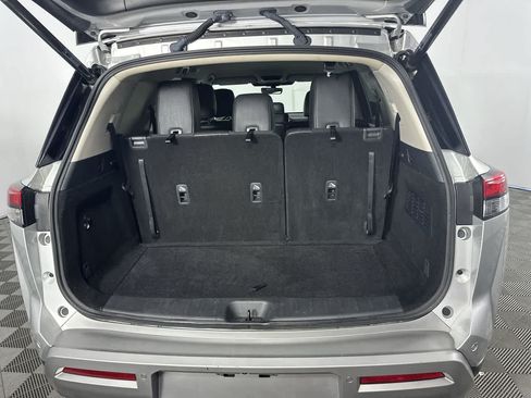 Used 2025 Nissan Pathfinder SL FWD image 11