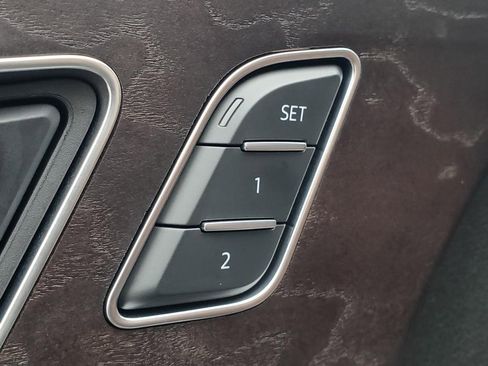 Used 2022 Audi Q8 Premium image 21