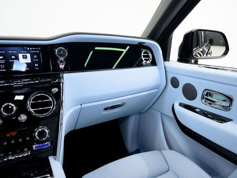 Used 2025 Rolls-Royce Cullinan AWD/4WD image 40