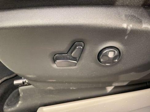 Used 2024 Chrysler Pacifica Touring-L FWD image 12