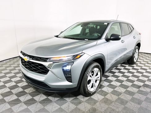 Used 2024 Chevrolet Trax LS w/ Driver Confidence Package image 7