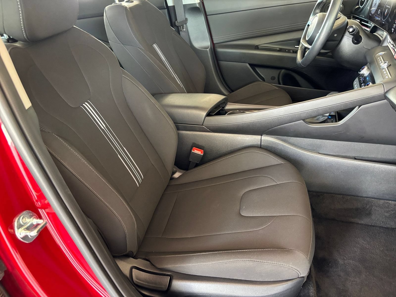 Used 2025 Hyundai Elantra SEL FWD image 31