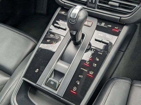 Certified 2024 Porsche Macan image 14