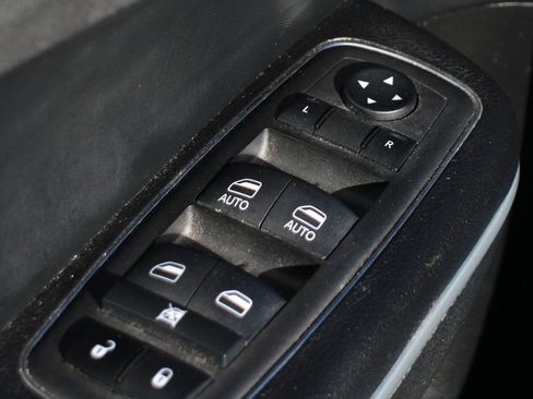 Used 2023 Chrysler 300 Touring w/ Sport Appearance Package image 15