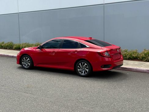 Used 2018 Honda Civic EX image 4