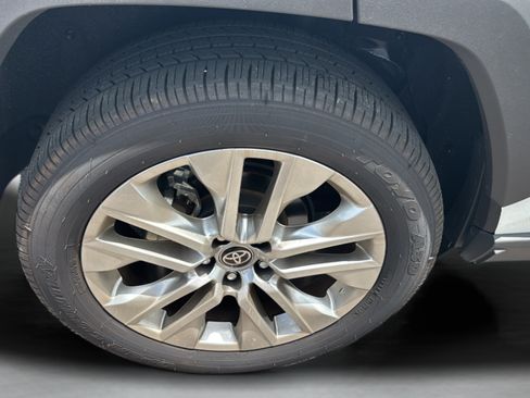 Used 2025 Toyota RAV4 XLE Premium AWD/4WD image 33
