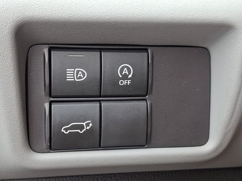 Used 2024 Toyota Highlander XLE AWD/4WD image 30