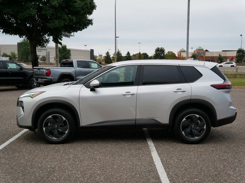 Used 2024 Nissan Rogue SV image 6