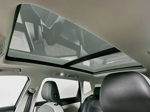 Used 2025 Volkswagen Taos SE w/ Panoramic Sunroof Package AWD/4WD image 29