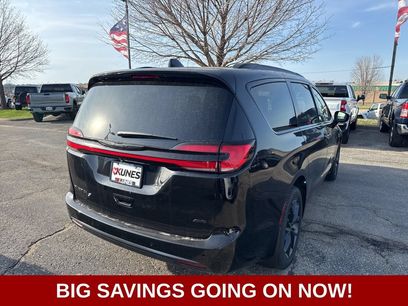 New 2026 Chrysler Pacifica Select w/ S Appearance Package
