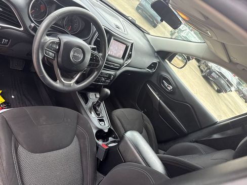 Used 2019 Jeep Cherokee Latitude w/ Popular Appearance Group FWD image 21