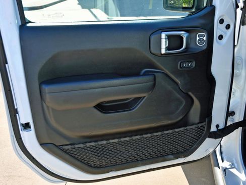 Used 2023 Jeep Wrangler Unlimited Rubicon 4xe w/ Cold Weather Group AWD/4WD image 9