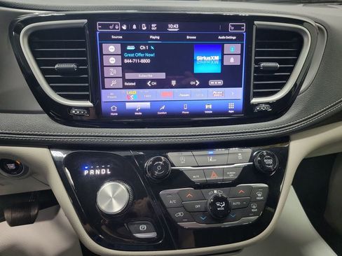 Used 2022 Chrysler Pacifica Touring-L AWD/4WD image 4
