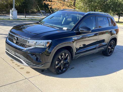 Certified 2024 Volkswagen Taos SE w/ Black Wheel Package image 5