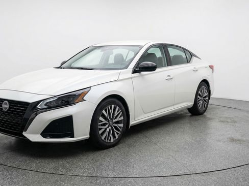 Used 2025 Nissan Altima 2.5 SV FWD image 3