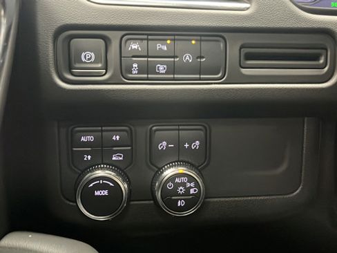 Used 2023 GMC Yukon SLT w/ SLT Premium Package AWD/4WD image 42