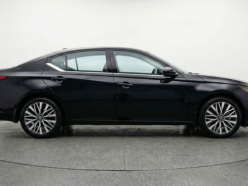 Used 2025 Nissan Altima 2.5 SV FWD image 11