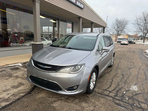 Used 2018 Chrysler Pacifica Touring Plus FWD image 1