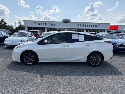 Used 2017 Toyota Prius Three Touring FWD image 4