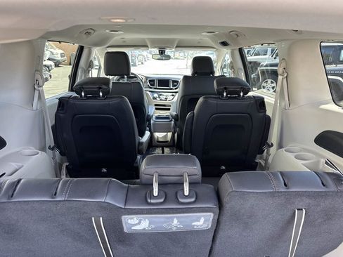 Used 2018 Chrysler Pacifica Touring-L FWD image 10