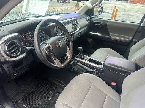Used 2017 Toyota Tacoma SR5 image 10