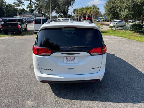 Used 2019 Chrysler Pacifica Limited w/ Advanced Safetytec Group FWD image 5