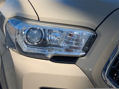 Used 2018 Toyota Tacoma TRD Sport image 8