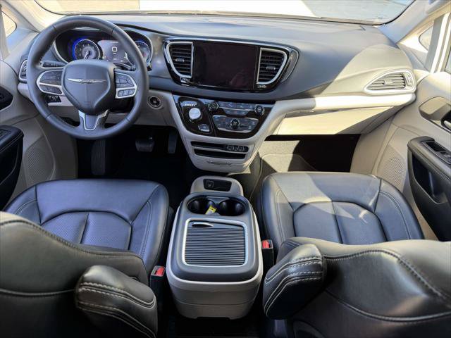 Used 2024 Chrysler Pacifica Touring-L FWD image 15