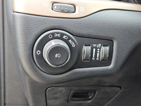 Used 2017 Jeep Cherokee Limited image 24