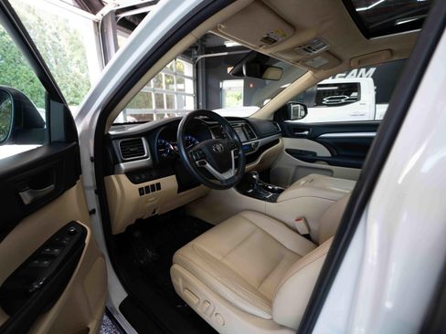 Used 2018 Toyota Highlander XLE AWD/4WD image 8