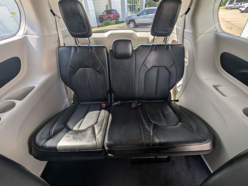 Used 2024 Chrysler Pacifica Touring-L FWD image 32