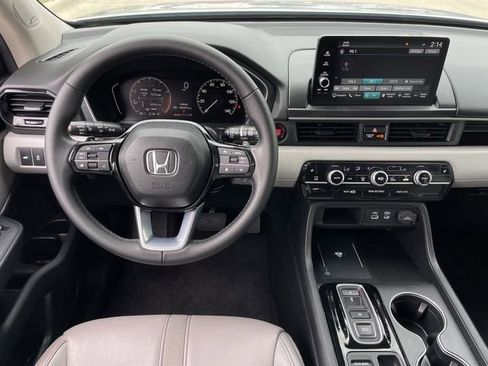 Used 2024 Honda Pilot Touring image 11