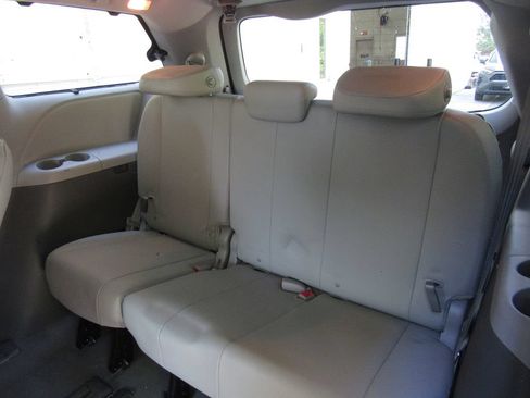 Used 2015 Toyota Sienna XLE Premium FWD image 17