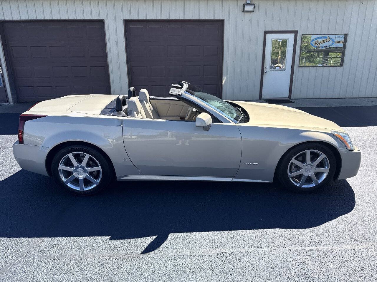 Used 2006 Cadillac XLR RWD image 15
