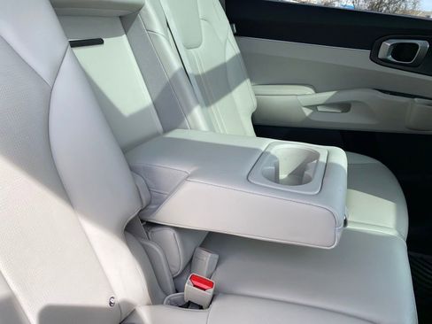 Used 2025 Kia Sorento S w/ Panoramic Sunroof Package image 45