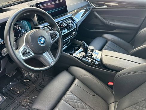 Used 2023 BMW 530e w/ M Sport Package RWD image 9