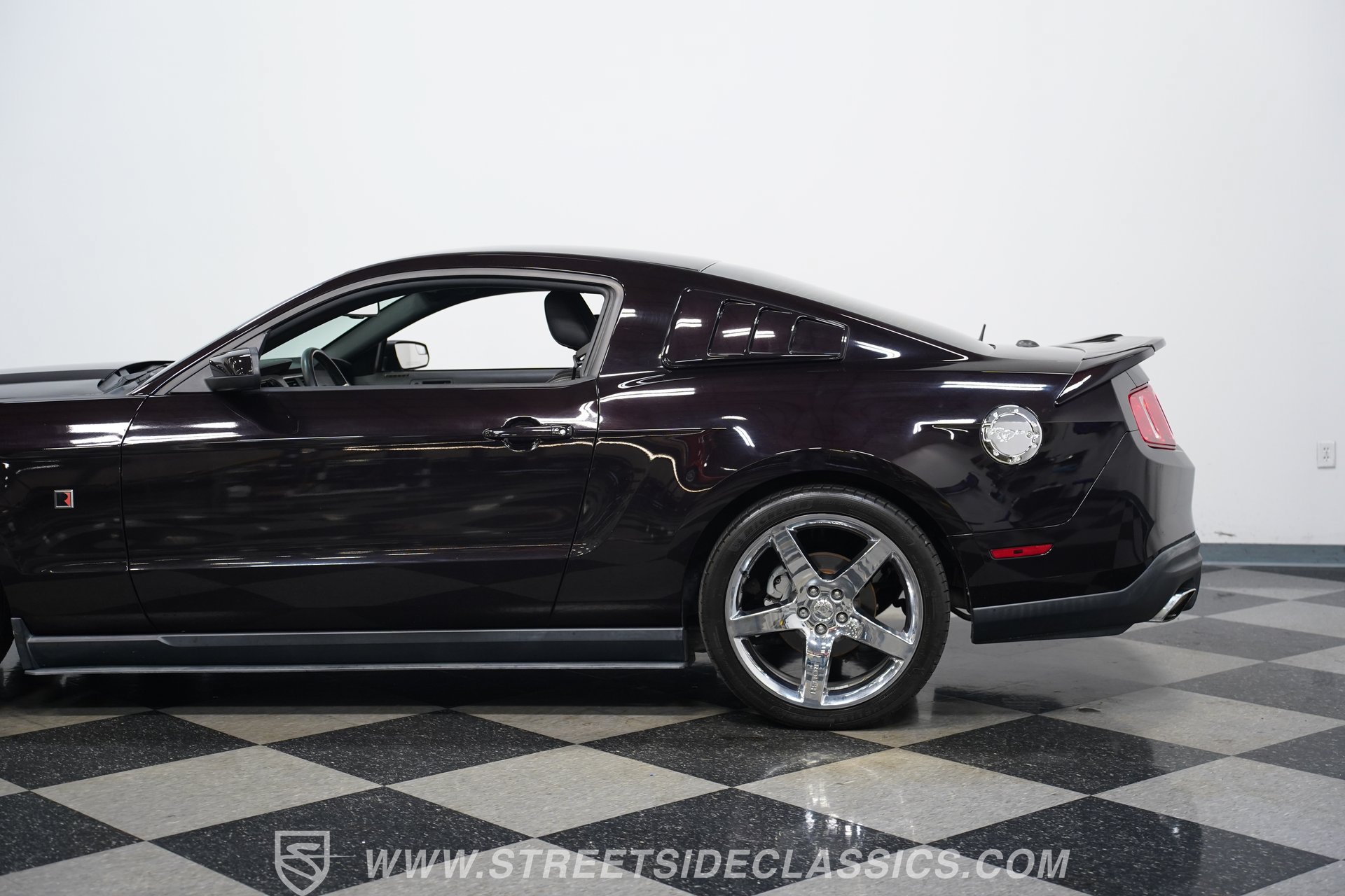 Used 2012 Ford Mustang GT Premium w/ HID Headlamps & Security Pkg RWD image 23