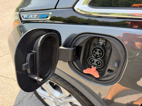 Used 2018 Chevrolet Bolt LT FWD image 13