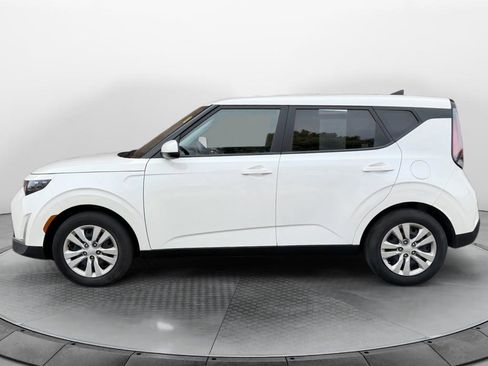 Used 2023 Kia Soul LX image 2