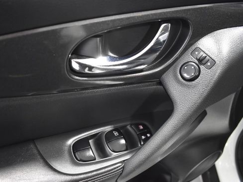 Used 2017 Nissan Rogue SV w/ Sun & Sound Touring Package AWD/4WD image 15
