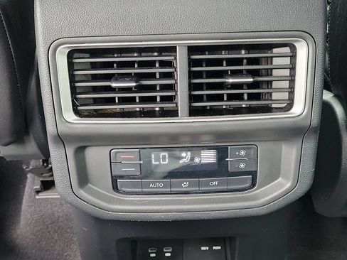 Used 2024 Volkswagen Atlas SE FWD image 13