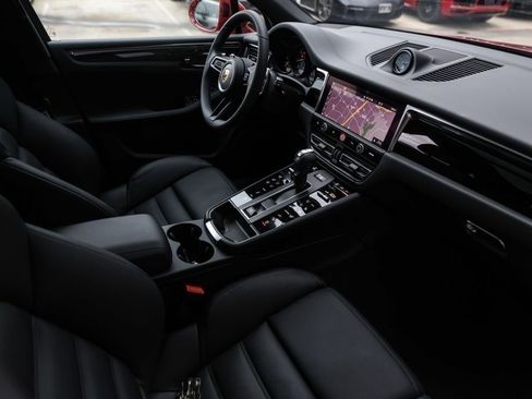 Certified 2025 Porsche Macan AWD/4WD image 37