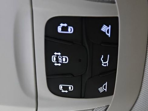 Used 2023 Chrysler Voyager LX image 27