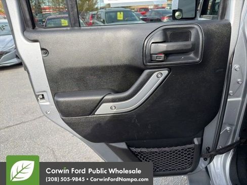 Used 2014 Jeep Wrangler Unlimited Sahara w/ Connectivity Group AWD/4WD image 29